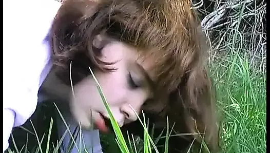 genç kızıl saçlı kaşar ormanda çimlerde sert sikilmeyi seviyor